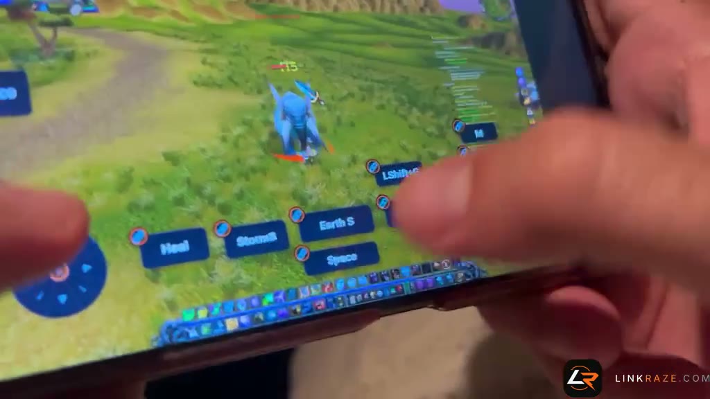 Un telefono tenuto con entrambe le mani che esegue un gioco per PC tramite LinkRaze, con i controlli touch su schermo sovrapposti all'immagine.